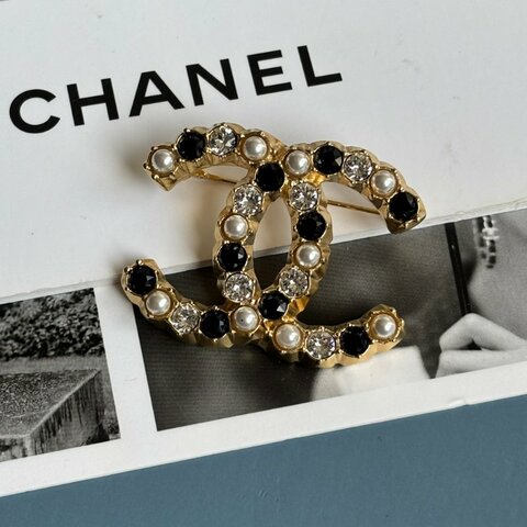 ::CHANEL:: CC LOGO 胸針 B20B 黑白珍珠水晶雙C胸針 華麗風格