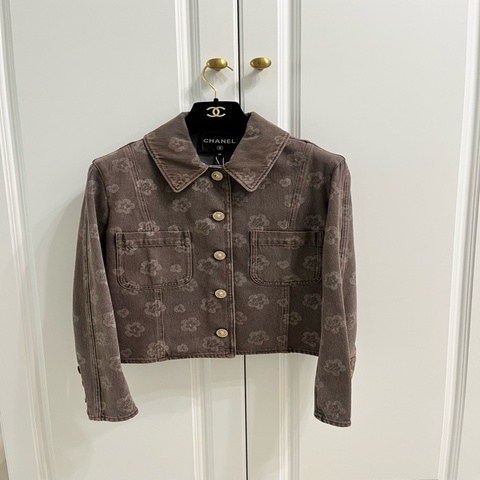 CHANEL 香奈兒《全新全配》25A 山茶花印花丹寧外套 Size 34 灰咖色 金釦