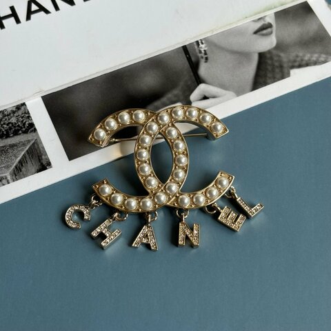 ::CHANEL:: CC LOGO 胸針珍珠雙C 字母鑲鑽墜飾淡金胸針