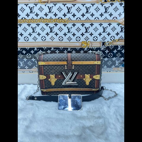 lv 扭一扭 19年編碼 四角和包面有糊花現象 內裡乾淨
