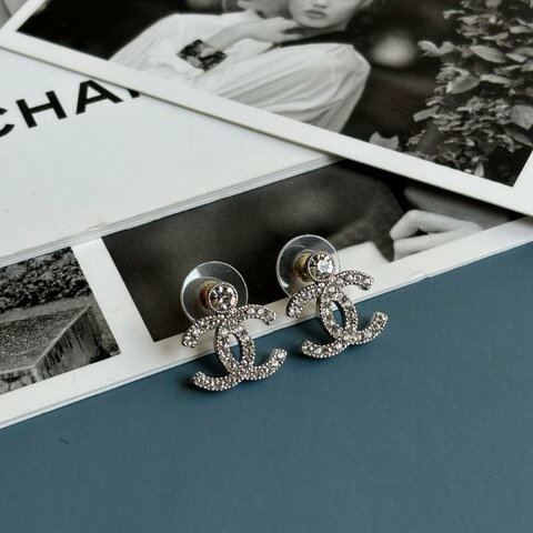 ::CHANEL:: 銀色經典雙C 水鑽造型穿式耳環