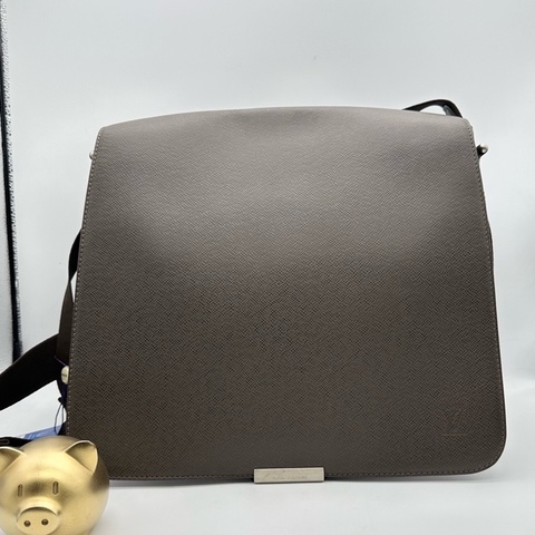 Louis Vuitton 路易威登棕色牛皮拼橄欖綠帆布男士郵差包 尺寸：35*35 配件：無