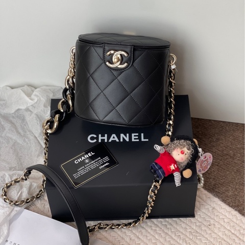 香奈兒 Chanel 琺瑯鏈條黑金小羊皮圓筒包 內里牛仔布