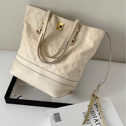 Louis Vuitton • 經典老花皮革壓紋奶昔白金釦菜籃子