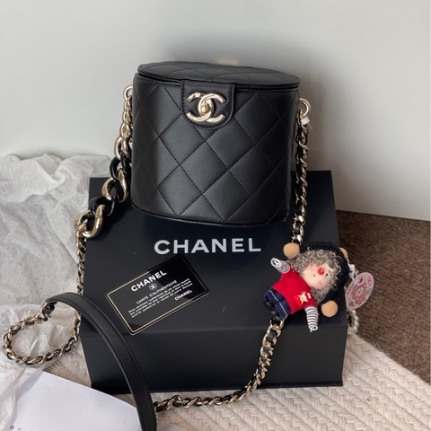 香奈兒/Chanel   琺瑯鏈條黑金小羊皮圓筒包 斜挎包  身份卡鐳射標齊全帶膜 內里牛仔布