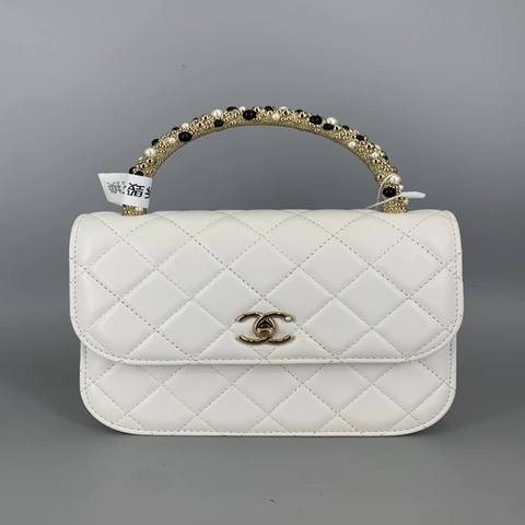 香奈兒26C珍珠手柄白雪公主大WOC 白金羊皮 尺寸18133.5  Chanel 26C Pearl Handle Snow White Large WOC, White Lambskin with Silver Hardware Size: 18133.5 cm