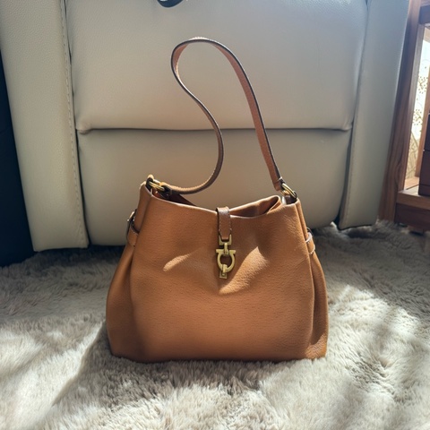 Ferragamo 肩背腋下包 駝色