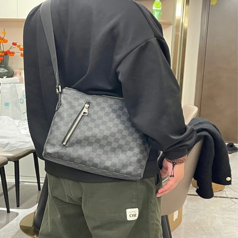 LV 黑色棋盤格斜背包