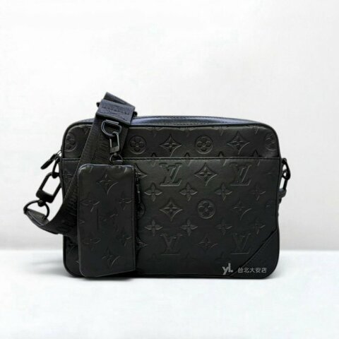 A13465-CHANEL LV 黑牛皮壓紋Duo黑釦二合一肩斜背郵差包M69827