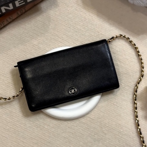 Chanel • 經典黑銀牛皮翻蓋長夾 附長鏈條可斜背