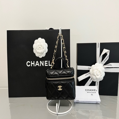CHANEL 香奈兒《全新》25K LP包包掛｜黑色荔枝牛皮｜金釦｜全新全配｜台灣專櫃