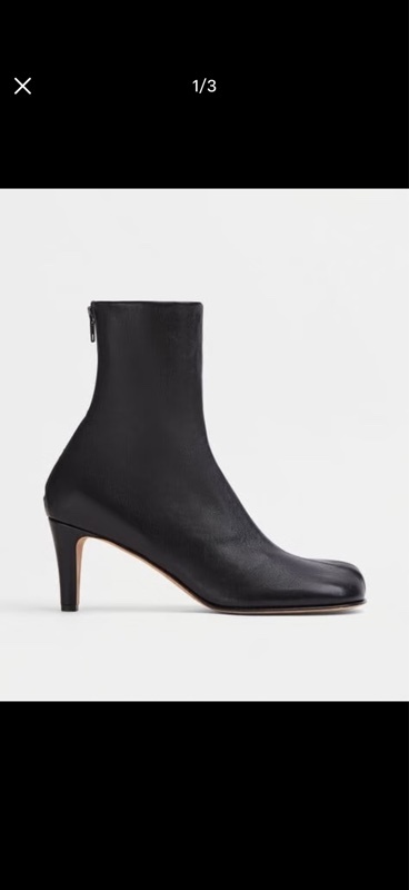 Bottega Veneta Bloc Ankle Boots 採用黑色羊皮製成