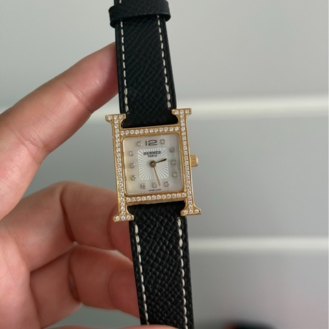 【低調奢華✨可帶一輩子✨】愛馬仕Hermes hour系列女士石英腕表 後鑲鑽升級貝母盤鑽刻 後配帶logo的皮帶