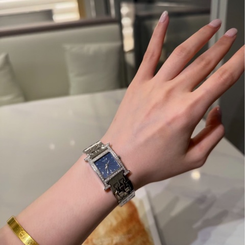 【百搭屆的神👑愛馬仕的璀璨明珠💎】HERMES愛馬仕H Hour 湖藍色貝母石英女錶 外圈後鑲鑽