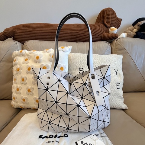 BAO BAO ISSEY MIYAKE ROCK MATTE 7x10 淺灰色/長型托特拉鏈包