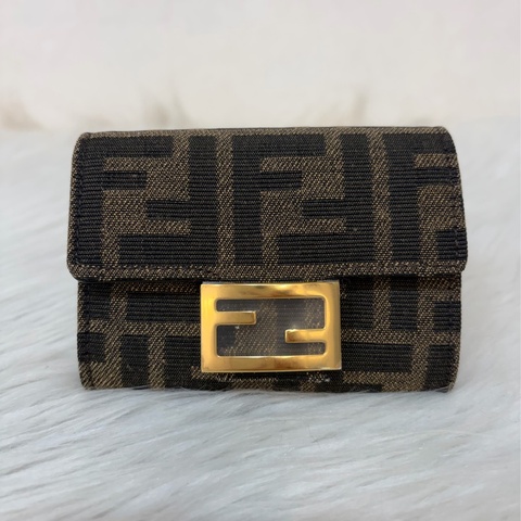 FENDI 8M0416 FF Embossed 老花緹花牛皮金釦 風琴式 信用卡夾名片夾零錢包