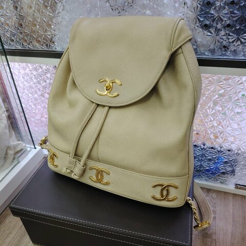 [中古] CHANEL米色經典金色三CC粒面小牛皮翻蓋背包雙肩包
