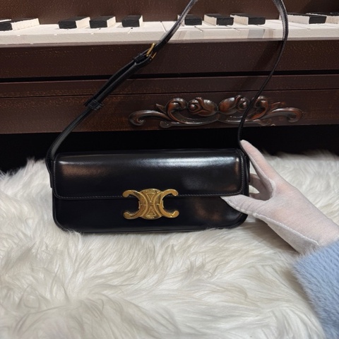 賽琳Celine 光面黑金腋下法棍包 98新
