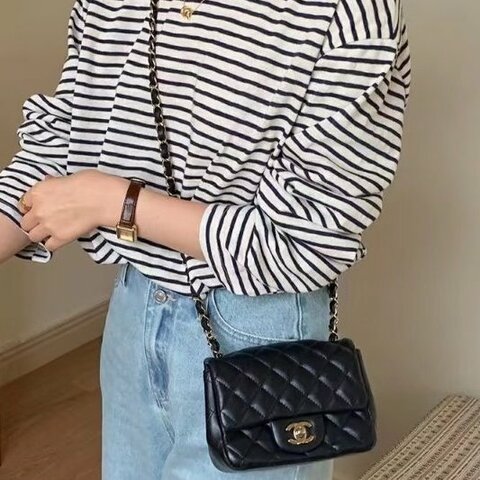 ✿ CHANEL 17cm黑色金釦菱格羊皮方胖