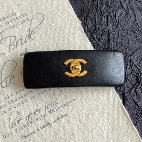 Chanel • 經典黑金羊皮中古書包釦24k金髮夾