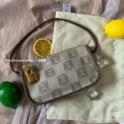 Loewe • 經典中古淺灰色老花鎖頭麻將包