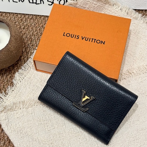 Louis Vuitton • 經典Capucines黑金荔枝牛皮短夾