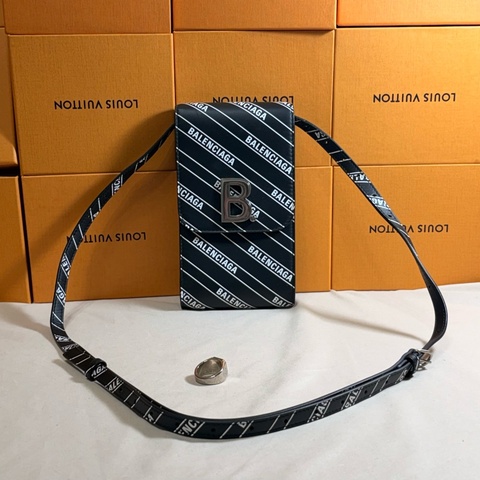 ✨近新美品 巴黎世家 新款 Balenciaga 大B 黑銀 🈵版logo 手機包 肩背/斜背小包