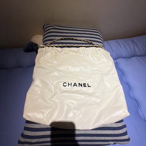 Chanel 22 白色中型黑底字