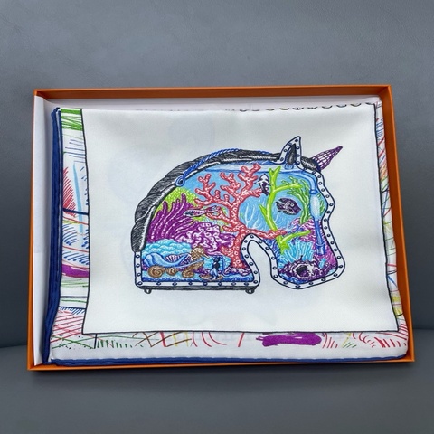 未使用 HERMES 愛馬仕 時尚簡約駿馬稜鏡 Chevaloscope 方巾 尺寸：90*90cm