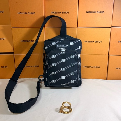 🔥 輕巧實用 近新閒置 Balenciaga 巴黎世家 新款🈵版 尼龍 腰包/胸包