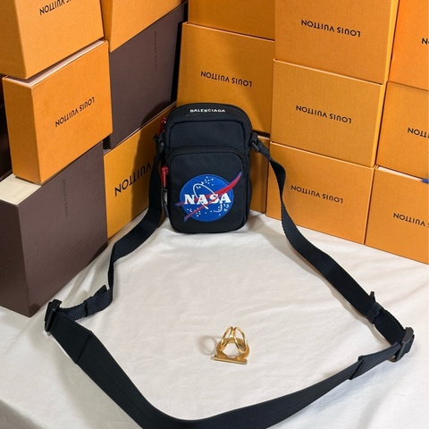 ‼️限時驚喜 即將下架 Balenciaga x nasa巴黎世家 聯名黑尼龍 肩背斜背小包