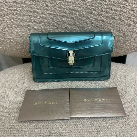 bvlgari寶格麗 綠色蛇頭漆皮woc 底長16。