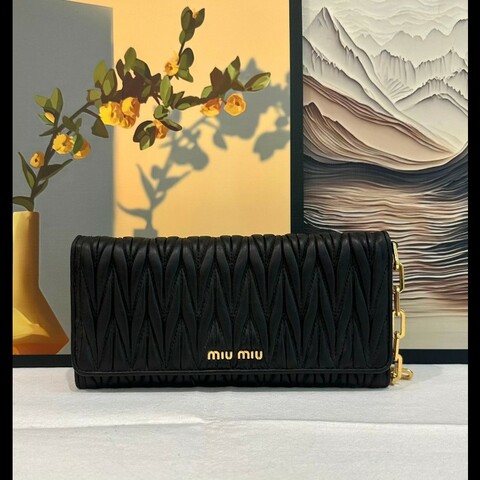 MIUMIU黑色羊皮斜背包