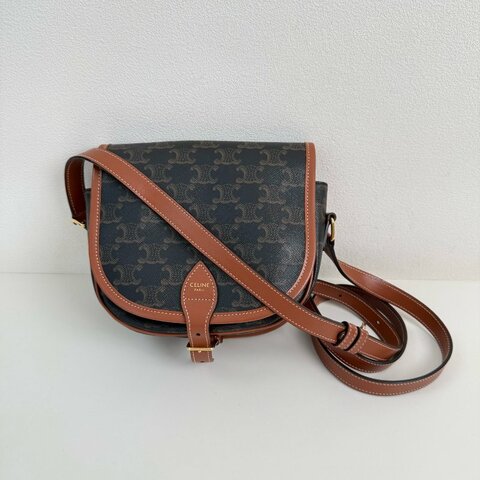Celine / 賽琳 棕色老花馬鞍包斜挎包 金扣 可調節肩帶 2020 年 尺寸：長度 18cm、高度 17cm、寬度 6.5cm