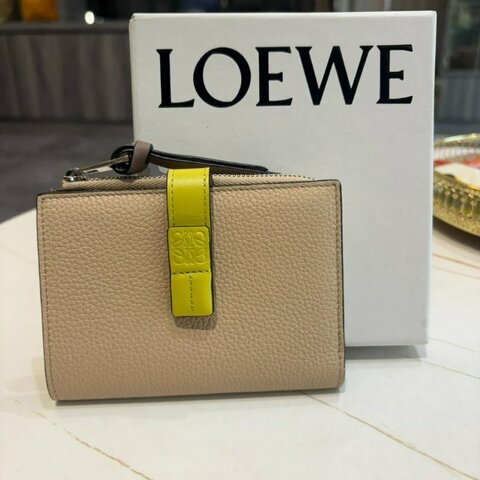 *SHIHNA名牌精品*LOEWE 牛皮釦式L型拉鍊零錢短夾(裸色/香茅黃)