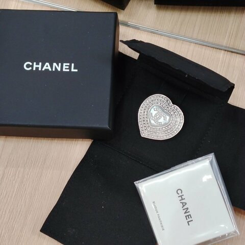 CHANEL CC 水鑽 仿珍珠 心形 胸針 B23 B