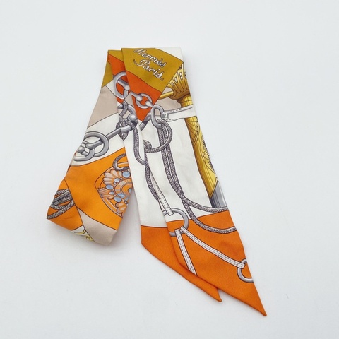 HERMÈS｜愛馬仕 橙色馬具圖案Twilly小絲巾
