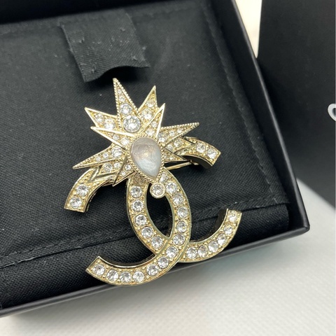【Fullset適合送禮❤️比Coach便宜的CHANEL✨全網最低價】Chanel/香奈兒 水滴彗星星 芒水鑽雙C 胸針