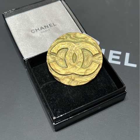 【Fullset適合送禮❤️比Coach便宜的CHANEL✨全網最低價】Chanel/香奈兒 中古雙C金色大圓餅 胸針 已絕版  成分含真金