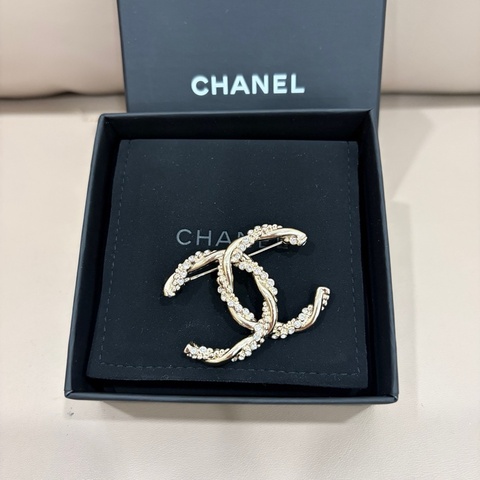 【Fullset適合送禮❤️比Coach便宜的CHANEL✨全網最低價】Chanel/香奈兒  麻花扭紋閃鑽 大雙C logo胸針 限量款