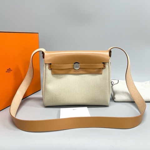 hermes愛馬仕 帆布拼皮Mini  herbag 單肩斜挎包 K刻 尺寸：20*17*7cm 附件 塵袋