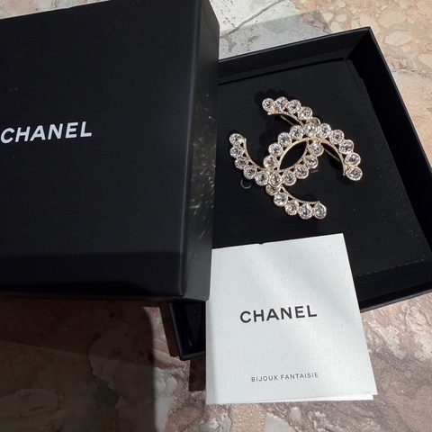【Fullset適合送禮❤️比Coach便宜的CHANEL✨全網最低價】Chanel/香奈兒  金色 滿鑽經典logo款 胸針