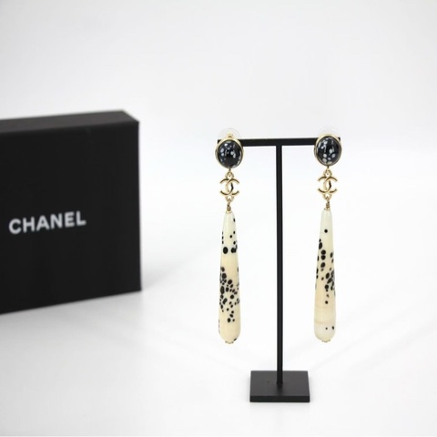 Chanel 26A樹脂黑白斑點垂墜耳環