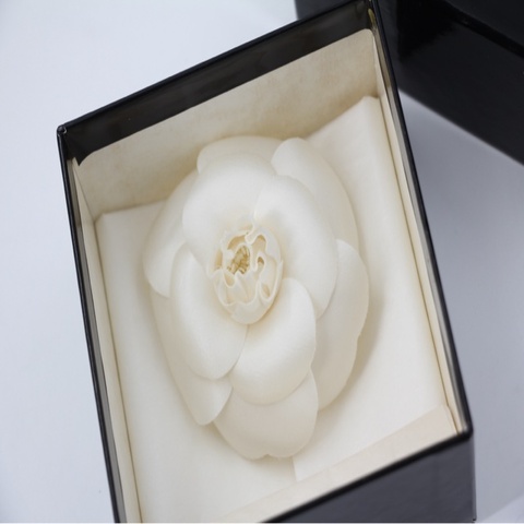 Chanel Vintage 81-85 絲綢淺米白山茶花胸針