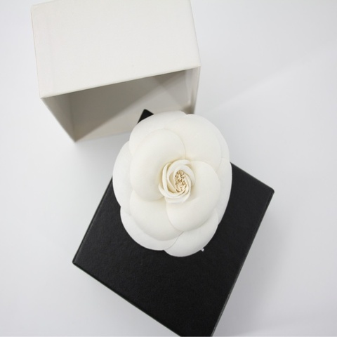 Chanel Vintage 81-85 絲綢白色山茶花胸針