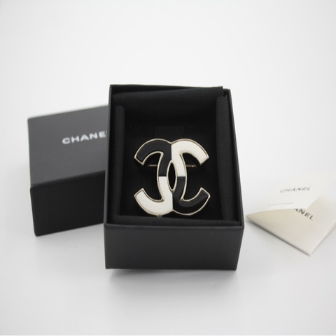 Chanel B23C 琺瑯黑白雙色CC胸針