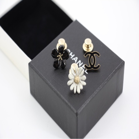 Chanel Vintage 10P 琺瑯黑花 CC 和白色菊花胸針
