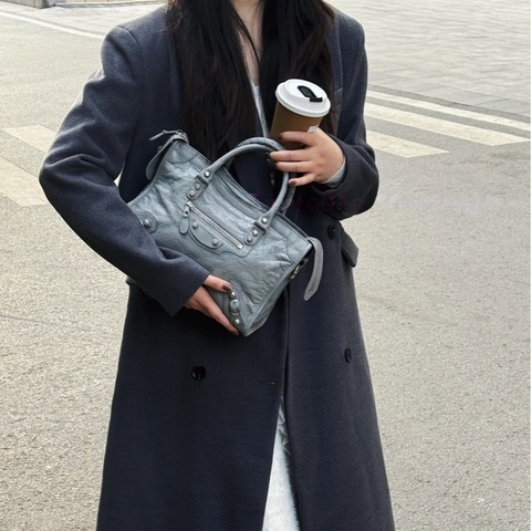 【中性風的神🩶全網最甜價✨】BALENCIAGA 巴黎世家 Le city 機車包 中號 霧霾灰