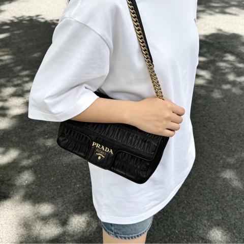 【甜酷女孩必入🖤便宜又酷又颯✨】Prada普拉達 褶皺鏈條包｜單肩包｜黑金