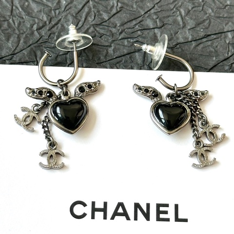 -Chanel/香奈兒 黑色愛心樹脂雙C吊墜水鑽耳環